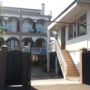 فندق مبيت وإفطار Merab House, باتومي